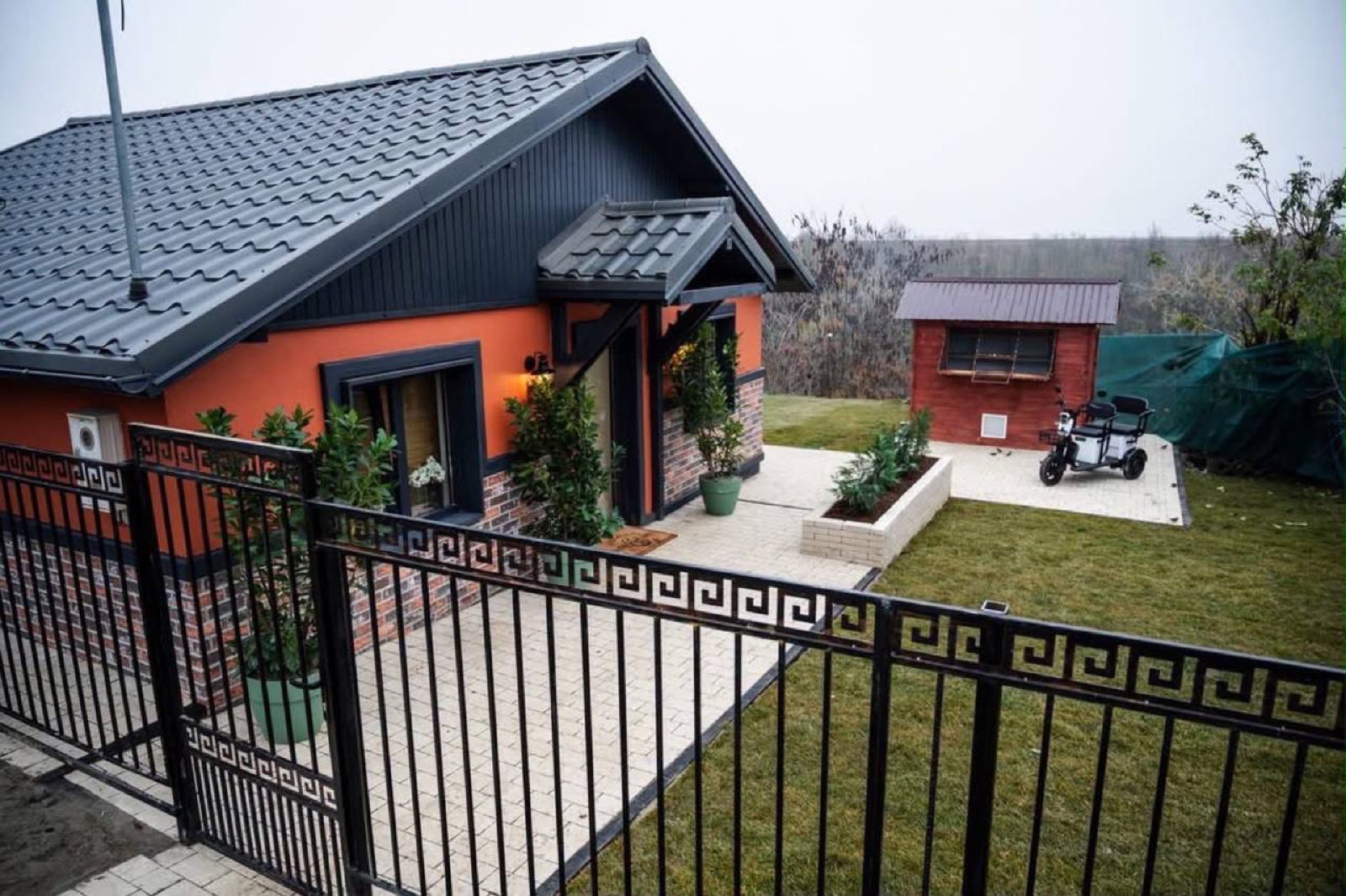 Casă cu acoperiș nou din țiglă metalică antracit